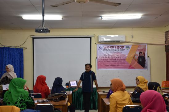 Read more about the article Workshop Eksplorasi Inovasi Teknologi Tekstil Untuk Produk Fashion di Era Revolusi Industri 4.0 bersama, Drs. Zaini Rais, M.Sn